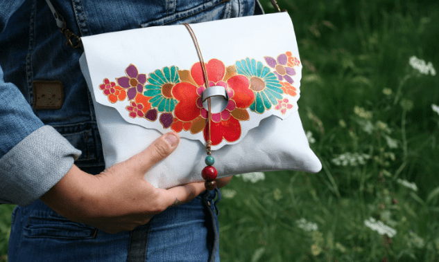 Bolsa de piel para todos los días con flores pintadas White leather bag with flowers