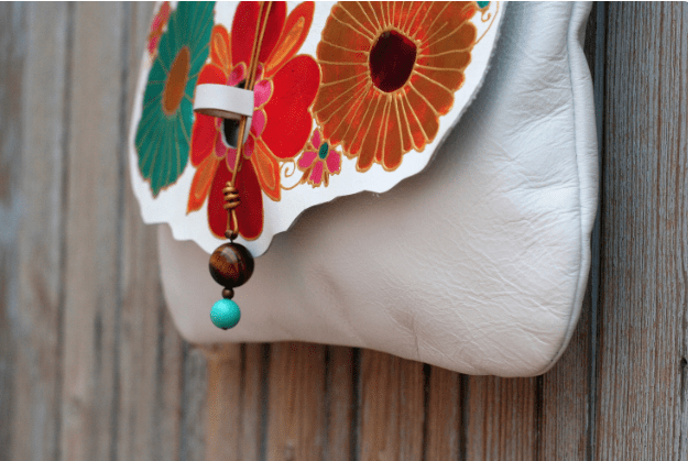 Bolsa de piel para todos los días con flores pintadas white leather bag with flowers