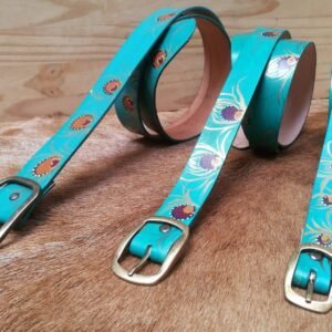 Cinturón turquesa con plumas de pavo real