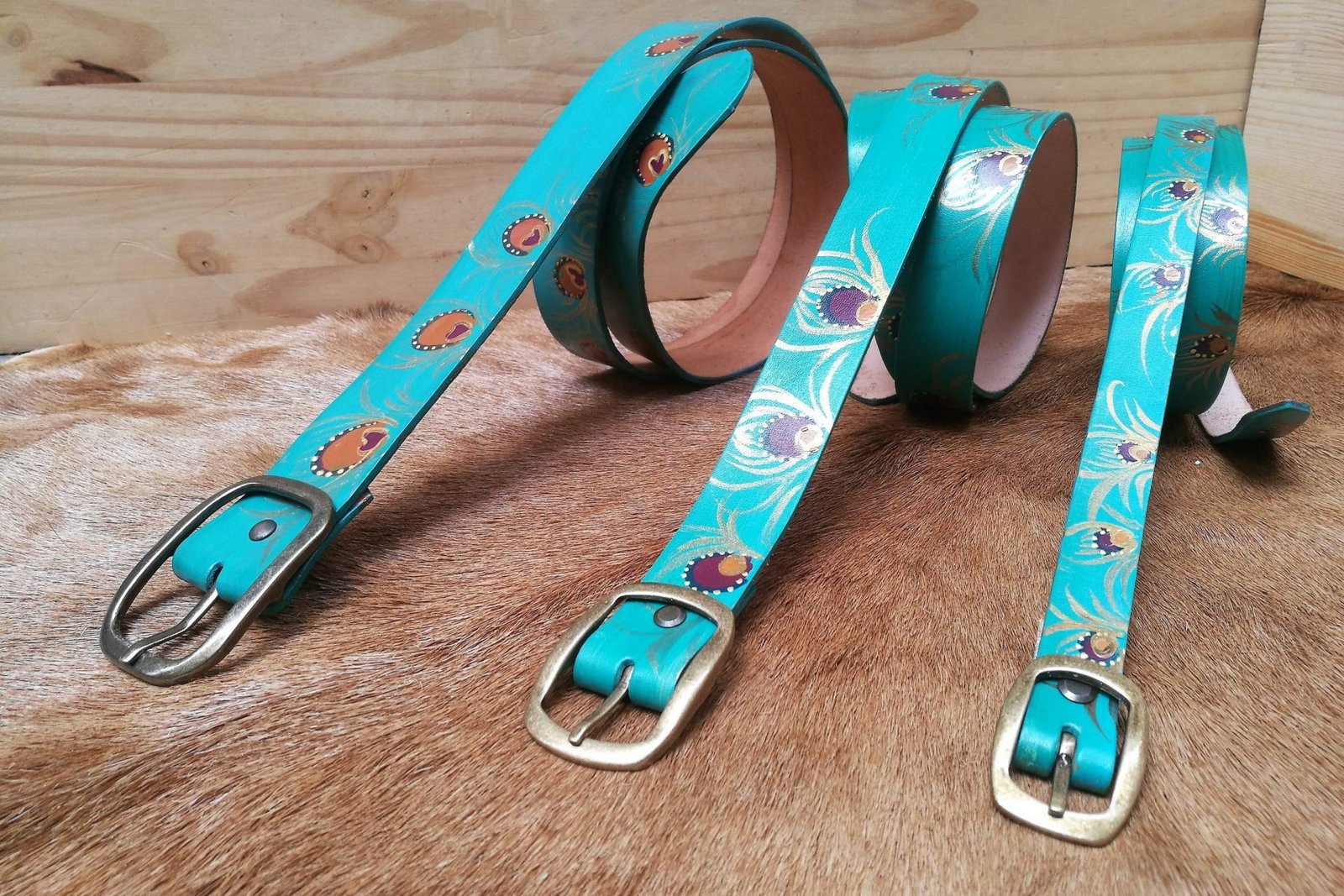 Cinturó turquesa amb plomes de paó Cinturó turquesa amb plomes de paó
