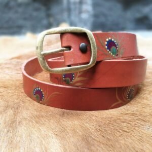 Cinturón de color marrón claro con plumas de pavo real