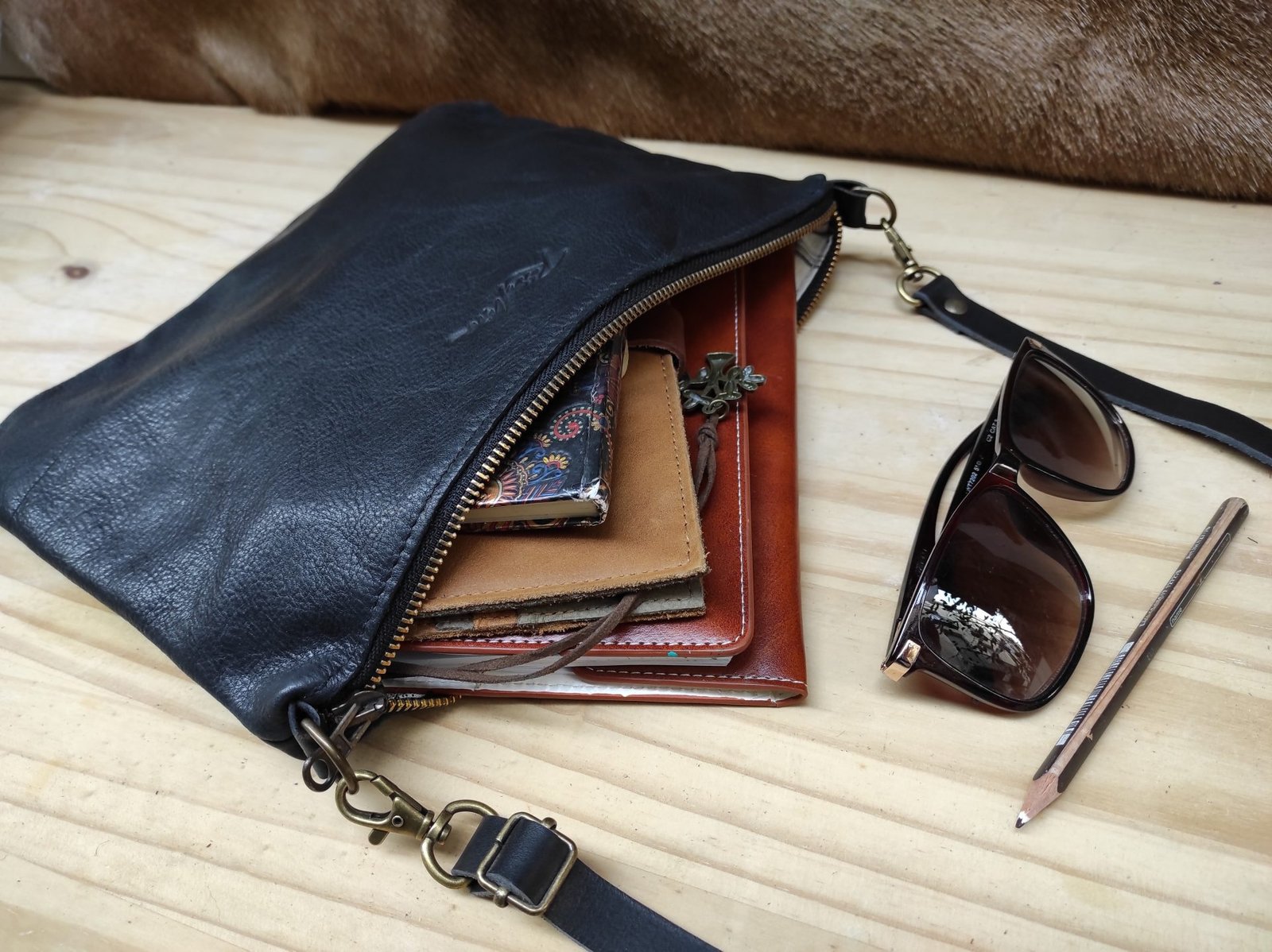 Black shoulder bag with zipper Bossa bandolera negra amb cremallera - Image 2